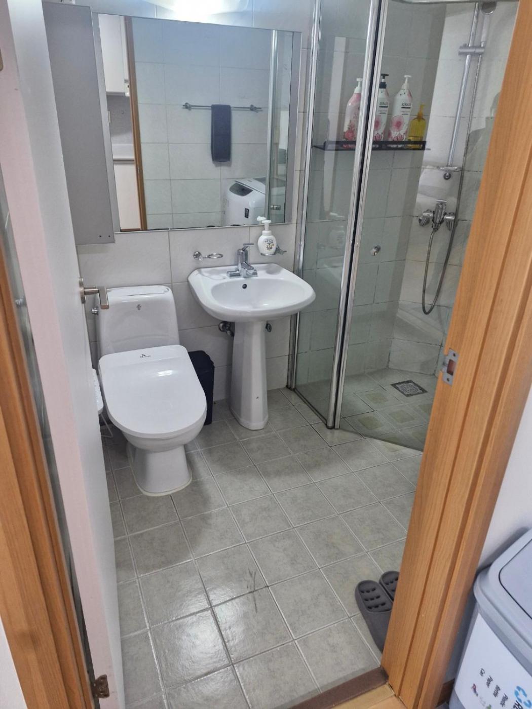 Hongdae Guesthouse 1Min From Hongik Uni Station Exit #1 โซล ภายนอก รูปภาพ